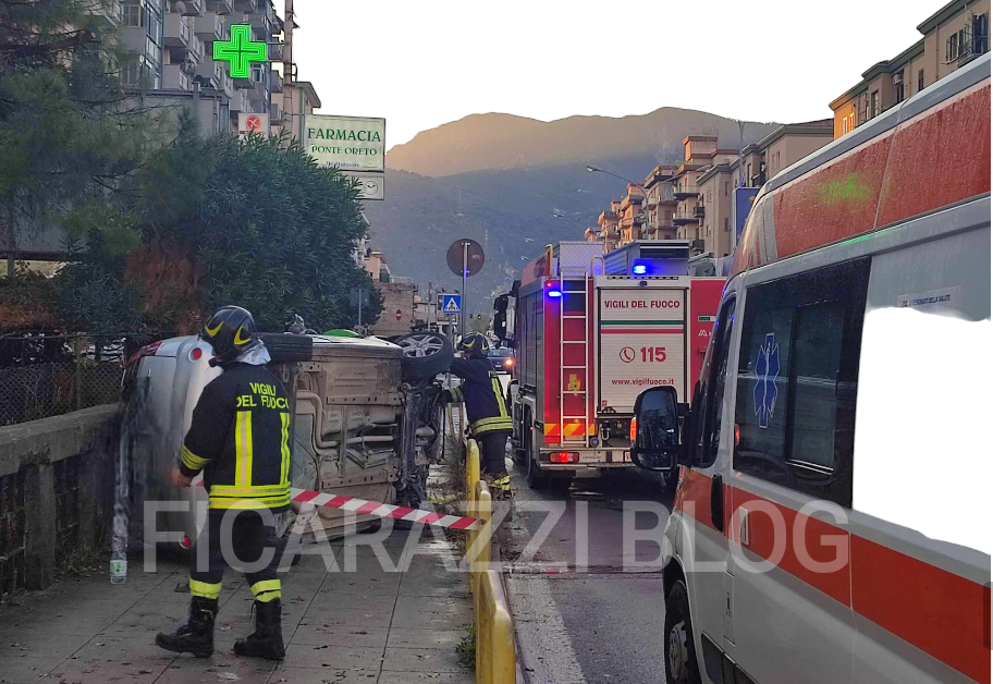 Palermo - Un grave incidente si è verificato questa mattina in Via Oreto a Palermo. Un'auto, probabilmente lanciata ad alta velocità, ha improvvisamente speronato una Ford Fiesta che procedeva regolarmente lungo la strada, per poi darsi alla fuga senza prestare soccorso.