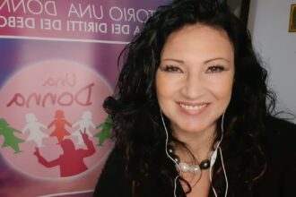 Blitz della polizia che ha arrestato quattro persone, fra cui Maricetta Tirrito, nota come paladina antimafia e presidente dell'associazione "Laboratorio Una Donna". In manette anche il marito della donna e altre due figure coinvolte nella gestione di una struttura di co-housing per anziani ad Ardea, dove negli ultimi mesi sono deceduti due ospiti in circostanze da chiarire.