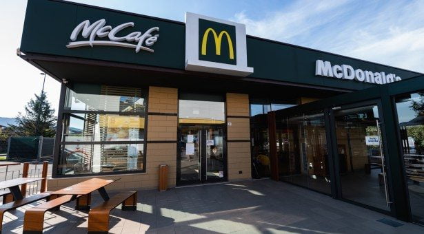 McDonald's, la nota catena di fast-food, continua la sua espansione in Sicilia e annuncia nuove opportunità di lavoro a Palermo, presso il punto vendita di via Ugo La Malfa. L'azienda, che ha recentemente inaugurato un nuovo ristorante in Corso Calatafimi, è alla ricerca di personale da inserire nel ruolo di Addetto/a Ristorazione - Crew. La posizione prevede mansioni sia in cucina, per la preparazione e la gestione delle ordinazioni, che in sala, per l'accoglienza e l'assistenza alla clientela. I candidati ideali dovranno possedere un diploma di scuola media superiore, spiccate doti relazionali, predisposizione al lavoro di squadra, flessibilità e disponibilità oraria in base alle esigenze organizzative. L'azienda offre un contratto di lavoro part-time. Gli interessati possono presentare la propria candidatura online, consultando il sito web ufficiale di McDonald's.