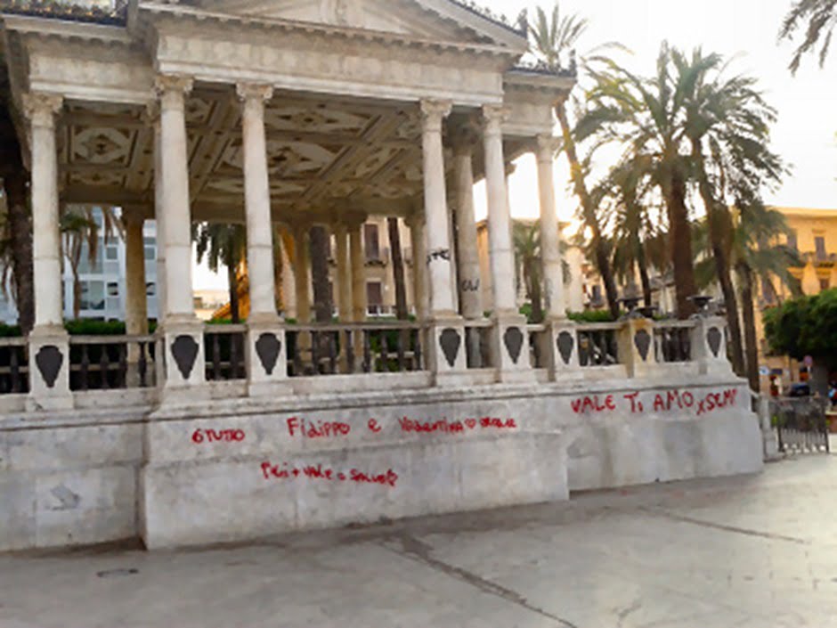 Una donna è stata fermata e denunciata dagli agenti della polizia municipale di Palermo mentre stava deturpando con vernice rossa il palchetto della musica sito in piazza Castelnuovo.