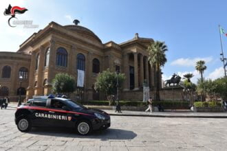 Nelle ultime ore si sono verificati nuovi episodi di furti nel capoluogo siciliano, a testimonianza di una piaga criminale che continua a imperversare in città. In particolare, nella notte tra martedì e mercoledì i carabinieri del nucleo radiomobile sono intervenuti in ben tre casi distinti che hanno portato all'arresto di quattro persone.