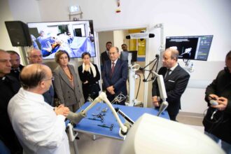 PALERMO – Il presidente della Regione siciliana, Renato Schifani, e l’assessore alla Salute Giovanna Volo sono intervenuti all’Ospedale Ingrassia di Palermo, alla presentazione del sistema Mako, piattaforma robotica ad alta tecnologia per la chirurgia protesica in dotazione all’Unità Operativa di Ortopedia e Traumatologia. Presenti, oltre al Commissario straordinario dell’Asp di Palermo, Daniela Faraoni ed al Direttore sanitario, Francesco Cerrito, anche l’Arcivescovo di Monreale, Gualtiero Isacchi, ed il Sindaco di Monreale, Alberto Arcidiacono.