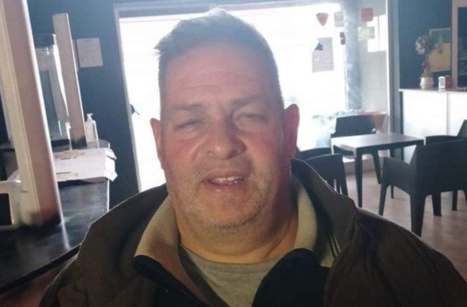 Una terribile notizia sconvolge Marsala: Riccardo Masselli, 40 anni, dipendente di Formula Ambiente, è stato ritrovato privo di vita nella sua abitazione cittadina. L'uomo era molto noto in paese, in particolare nel centro storico, dove svolgeva il servizio di raccolta rifiuti presso le attività commerciali.