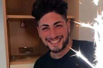 Lampedusa - Una tragedia improvvisa ha colpito la comunità di Lampedusa: Salvatore De Battista, un giovane di 29 anni, è morto dopo essere stato colpito da un aneurisma cerebrale che lo ha fatto cadere in un coma irreversibile.