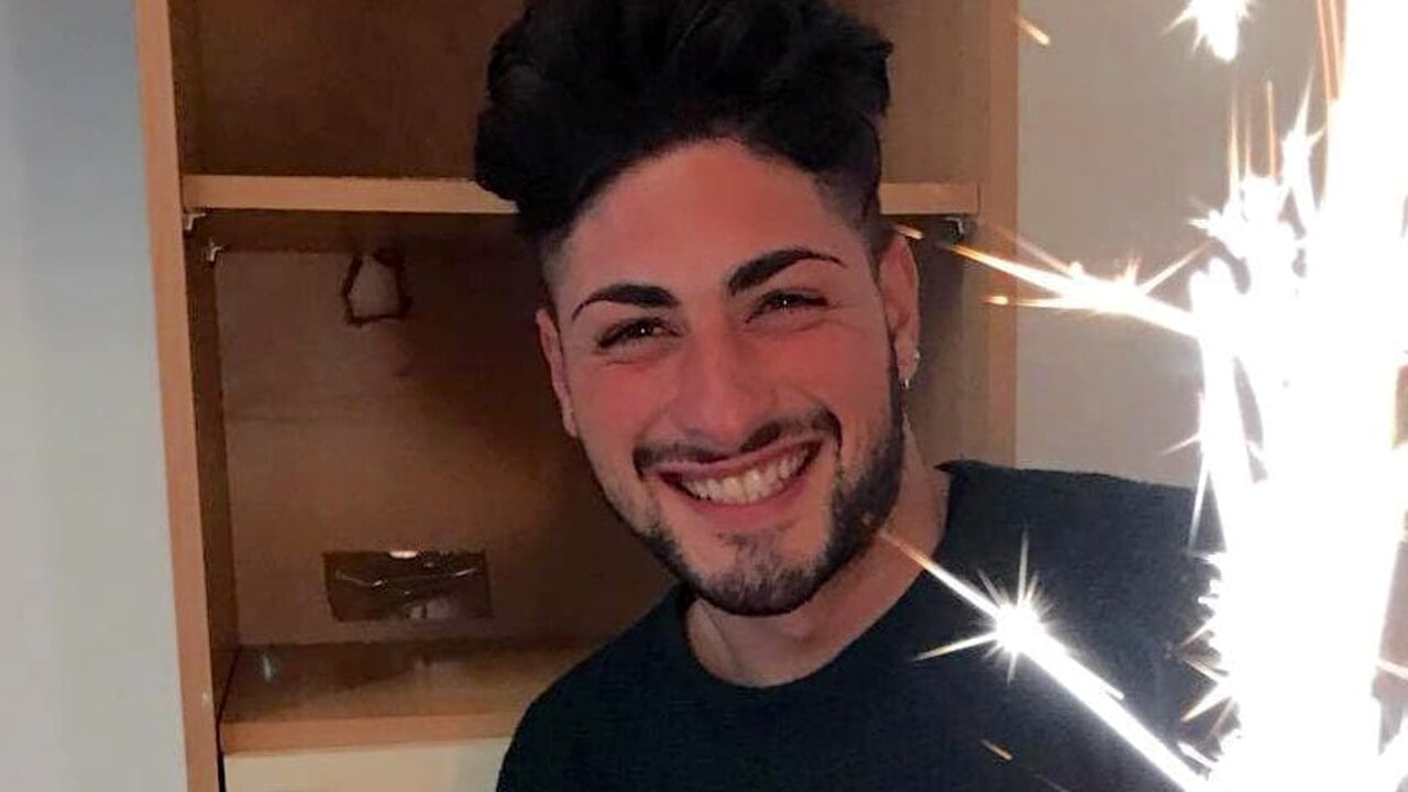 Lampedusa - Una tragedia improvvisa ha colpito la comunità di Lampedusa: Salvatore De Battista, un giovane di 29 anni, è morto dopo essere stato colpito da un aneurisma cerebrale che lo ha fatto cadere in un coma irreversibile.