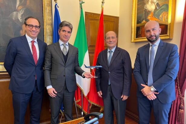 Nuove agevolazioni tariffarie da parte di Ita Airways in favore dei siciliani e, soprattutto, dei più giovani. A illustrarle al presidente della Regione Siciliana Renato Schifani, nel corso di un incontro a Palazzo d’Orléans, il direttore generale della compagnia aerea Andrea Benassi. Presenti anche l’Assessore regionale alle Infrastrutture e alla mobilità Alessandro Aricò e il responsabile della comunicazione e delle relazioni istituzionali di Ita Pietro Caldaroni.
