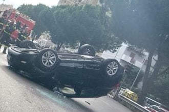 Si è verificato un incidente stradale a Palermo in viale Regione Siciliana, direzione Catania, all'altezza di piazzale Giotto. Un'auto, una Opel nera, si è ribaltata dopo aver urtato prima un'altra macchina e poi il guardrail.