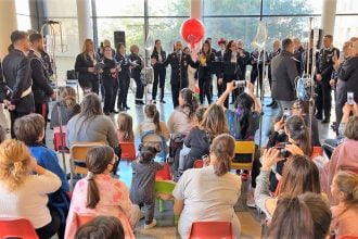 I Carabinieri del Comando Provinciale di Palermo e dell’Associazione Nazionale Carabinieri, hanno fatto visita all’Ospedale Pediatrico “G. Di Cristina”, portando ai piccoli pazienti del reparto di Neuropsichiatria infantile, dei doni in occasione delle festività natalizie.