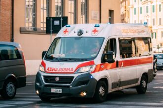 Un 84enne è morto nell'ospedale Cannizzaro di Catania dove era stato ricoverato sei giorni fa per le ferite riportate durante un incidente stradale. L'uomo, mentre attraversava sulle strisce pedonali il viale Vittorio Veneto, all'incrocio con via Fontanelle, era stato investito da un'auto.