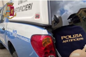 Palermo - Momenti di paura al porto di Palermo, dove è stato rinvenuto un pacco sospetto a bordo di una nave mercantile attraccata per effettuare riparazioni. Il pacco, ritrovato dagli operai durante un sopralluogo di routine, si trovava in una zona dell'imbarcazione dove non avrebbe dovuto esserci.