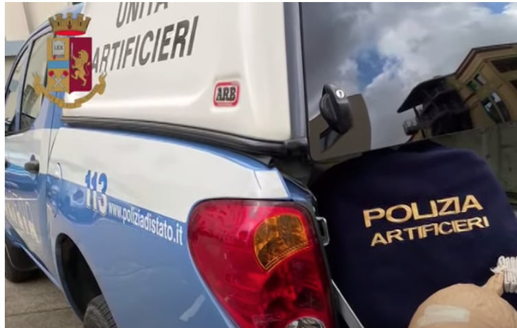 Palermo - Momenti di paura al porto di Palermo, dove è stato rinvenuto un pacco sospetto a bordo di una nave mercantile attraccata per effettuare riparazioni. Il pacco, ritrovato dagli operai durante un sopralluogo di routine, si trovava in una zona dell'imbarcazione dove non avrebbe dovuto esserci.