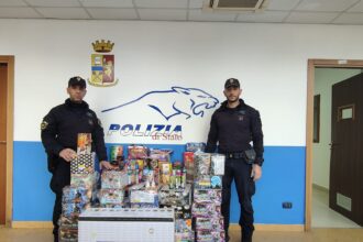 Ancora un importante sequestro di fuochi d'artificio illegali a Palermo da parte della Polizia di Stato. Dopo gli ingenti rinvenimenti effettuati nelle scorse settimane a Brancaccio e nel centro cittadino, stavolta gli agenti del Commissariato di P.S. "San Lorenzo", con l'ausilio di unità cinofile antiesplosivo, hanno condotto un blitz nel quartiere Zen 2 che ha portato al sequestro di 227 kg di botti illegali.