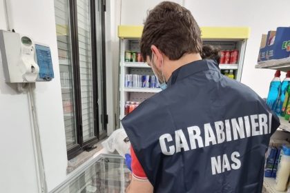 Sequestri e sanzioni dei NAS a Palermo: irregolarità in pescherie, supermercati e allevamenti