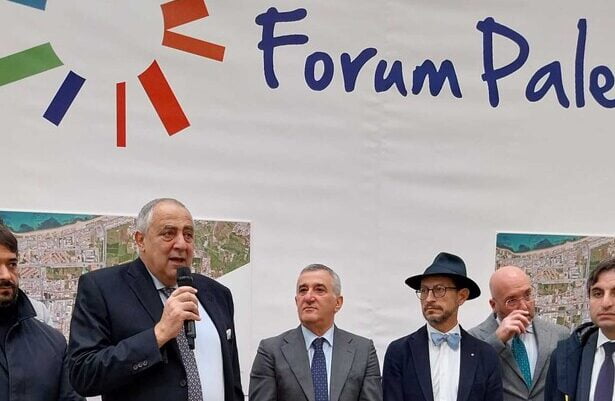 Via ai lavori per lo svincolo autostradale per il Forum Palermo: pronto in 13 mesi Entro 13 mesi sarà completato a Palermo lo svincolo di Brancaccio, lato mare, lungo l'autostrada. I lavori sono stati consegnati stamane. L'opera, denominata "Porta Sud", venne avviata nel 1989 ma è rimasta bloccata, nel corso degli anni, da inchieste giudiziarie e pastoie burocratiche. La spesa prevista è di 3,2 milioni e comprende diverse urbanizzazioni (strade, illuminazioni, il verde presso il Baglio Sant'Anna) e un parcheggio (lato ferrovia).