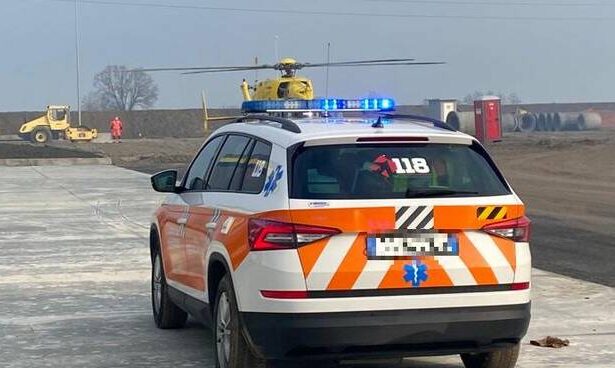 Un uomo di 57 anni è rimasto gravemente ustionato nel pomeriggio mentre lavorava nel suo terreno agricolo nel territorio di Niscemi, nel nisseno. Stava bruciando vegetazione secca quando le fiamme lo hanno travolto in pochi istanti, procurandogli ustioni di secondo grado su più parti del corpo.