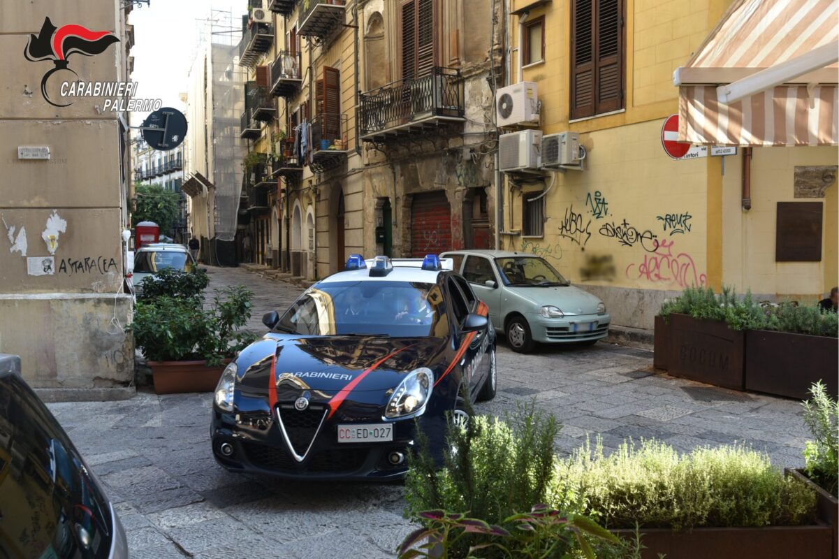 Palermo, Carabinieri scoprono festa abusiva con 200 persone: 6 denunce I Carabinieri del Comando Provinciale proseguono nei servizi di controllo alle attività commerciali che, nel centro cittadino, sono interessate dal fenomeno della così detta malamovida.