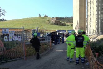Un fatale montaggio “fai da te”, nonostante l’elevatissima pericolosità di quell’operazione in quota, senza seguire le istruzioni d’uso e senza avvalersi della supervisione del tecnico specializzato. Queste, in estrema sintesi, le pesanti violazioni alla base dell’ennesimo dramma sul lavoro, costato la vita a Vincenzo Martorana, 58 anni, di Villabate (Palermo), e traumi gravissimi al collega Antonino Abbruscato, 63 anni, di Caccamo (Pa), ma ora i responsabili dovranno risponderne alle vittime, ai loro familiari e alla giustizia.
