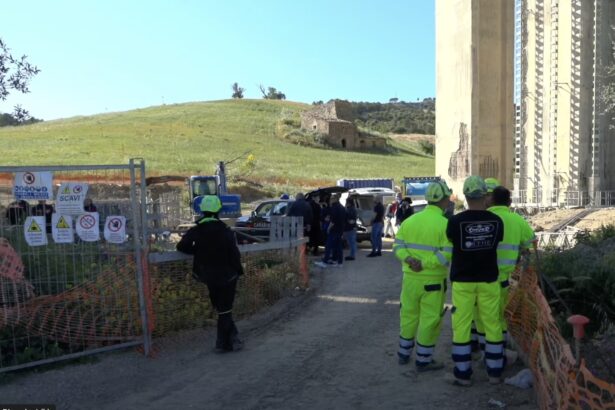 Un fatale montaggio “fai da te”, nonostante l’elevatissima pericolosità di quell’operazione in quota, senza seguire le istruzioni d’uso e senza avvalersi della supervisione del tecnico specializzato. Queste, in estrema sintesi, le pesanti violazioni alla base dell’ennesimo dramma sul lavoro, costato la vita a Vincenzo Martorana, 58 anni, di Villabate (Palermo), e traumi gravissimi al collega Antonino Abbruscato, 63 anni, di Caccamo (Pa), ma ora i responsabili dovranno risponderne alle vittime, ai loro familiari e alla giustizia.