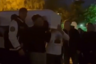 Palermo - Si sono svolti oggi in forma privata i funerali di Rosolino Celesia, il 22enne ucciso la scorsa settimana davanti alla discoteca Notr3 in via Pasquale Calvi a Palermo, al termine di una violenta lite. La funzione si è tenuta presso il cimitero di Sant'Orsola, con accessi filtrati dalla polizia, su disposizione del Questore che ha vietato funerali pubblici per motivi di ordine pubblico.