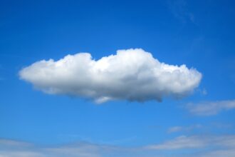 Nei prossimi giorni l'Italia sarà interessata dall'espansione di un forte anticiclone che garantirà condizioni di stabilità atmosferica e bel tempo almeno fino al giorno di Natale. Lo conferma Antonio Sanò, fondatore del sito www.iLMeteo.it, secondo cui almeno fino a mercoledì il tempo sarà soleggiato su tutte le regioni.