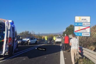 Un grave incidente stradale si è verificato lungo la Strada Statale 284, al confine con la Strada Statale 121 in territorio di Paternò, in provincia di Catania.