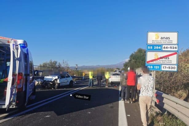 Un grave incidente stradale si è verificato lungo la Strada Statale 284, al confine con la Strada Statale 121 in territorio di Paternò, in provincia di Catania.