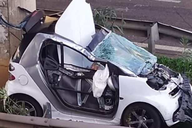Palermo - Al ponte di Viale Lazio si è verificato un terribile incidente stradale in cui ha perso la vita un giovane di 22 anni. Michelangelo Aruta, questo il nome della vittima, viaggiava a bordo di una Smart insieme ad un amico 17enne quando, per cause ancora da accertare, il conducente ha perso il controllo della vettura che è uscita fuori strada sul viadotto di viale Regione Siciliana.