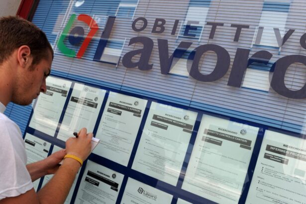 La Sicilia si trova di fronte a un paradosso: un elevato numero di posizioni lavorative aperte, ma una carenza di candidati idonei. Secondo un'indagine del Centro Studi di Assoesercenti, basata su dati Excelsior di Unioncamere, tra settembre e novembre 2024 le imprese siciliane necessitano di oltre 82.000 lavoratori, con un aumento di 1.500 unità rispetto al 2023.