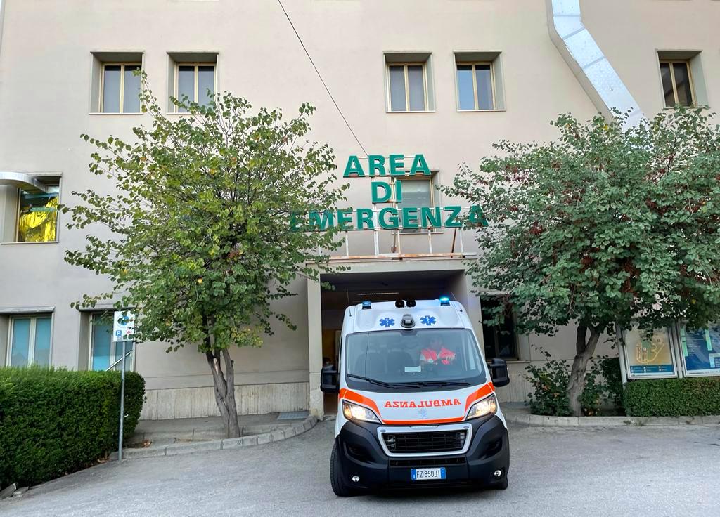 Momenti di tensione sabato pomeriggio all'ospedale Giovanni Paolo II di Sciacca, dove un pensionato di 73 anni residente a Villabate è stato denunciato dai carabinieri con l'accusa di lesioni personali e interruzione di pubblico servizio ai danni di un'infermiera.