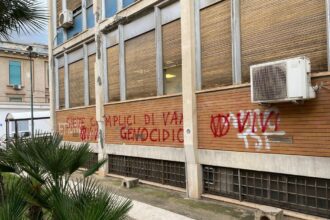 Nella notte, sui muri dell’istituto di Igiene e Microbiologia "G. D'Alessandro" è comparsa la scritta “centri vaccinali, dispensate la morte. Siete complici di vax genocidio”. I messaggi sono stati scritti con della vernice rossa e con il simbolo del movimento anti vaccini, che si firma con la "W" all'interno di un cerchio.