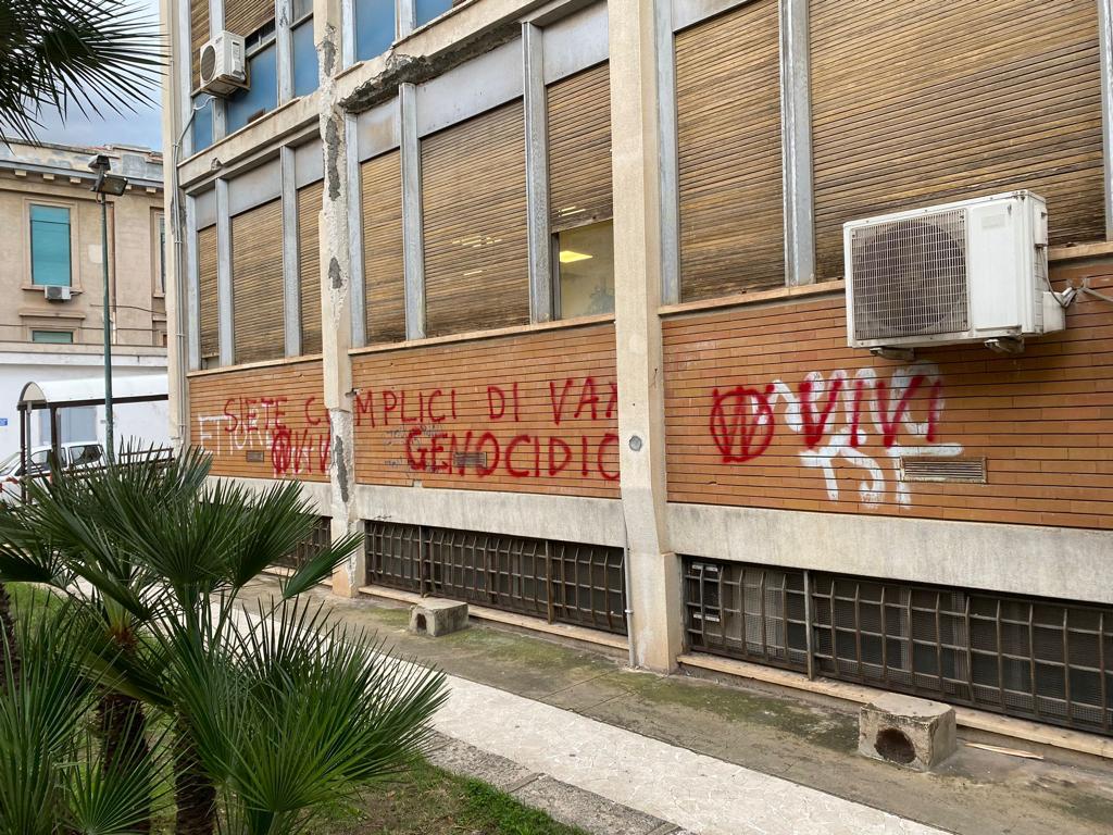 Nella notte, sui muri dell’istituto di Igiene e Microbiologia "G. D'Alessandro" è comparsa la scritta “centri vaccinali, dispensate la morte. Siete complici di vax genocidio”. I messaggi sono stati scritti con della vernice rossa e con il simbolo del movimento anti vaccini, che si firma con la "W" all'interno di un cerchio.