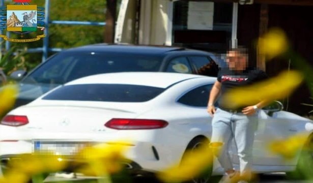 Alessio Spiaggia è stato condannato dai giudici della quarta sezione d’appello di Palermo a 8 anni di reclusione, con una riduzione di pena di 7 mesi rispetto al primo grado, per una ventina di truffe ai danni di automobilisti.