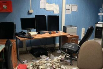 Secondo una prima ricostruzione, l'autore del gesto sarebbe un soggetto con disturbi psichiatrici