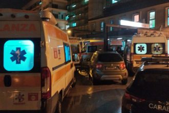 Un uomo di 34 anni è stato ricoverato in gravissime condizioni la sera di ieri al Trauma Center dell’ospedale Villa Sofia di Palermo. Il volto completamente tumefatto, un profondo taglio alla testa e altre ferite su tutto il corpo: queste le condizioni in cui il 34enne è arrivato al pronto soccorso, intubato e poi sedato dai medici. La prognosi resta riservata.