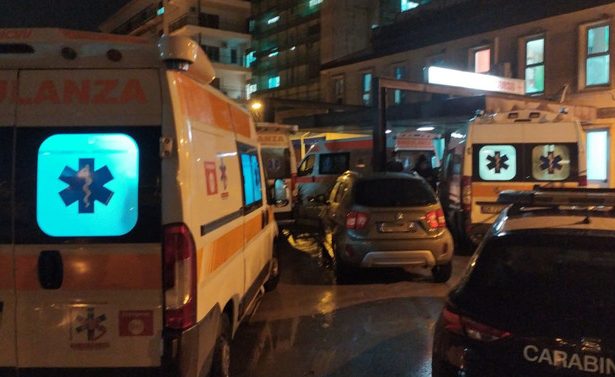 Palermo, 34enne massacrato di botte dopo una lite: è grave Un uomo di 34 anni è stato ricoverato in gravissime condizioni la sera di ieri al Trauma Center dell’ospedale Villa Sofia di Palermo. Il volto completamente tumefatto, un profondo taglio alla testa e altre ferite su tutto il corpo: queste le condizioni in cui il 34enne è arrivato al pronto soccorso, intubato e poi sedato dai medici. La prognosi resta riservata.