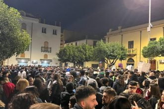 Parenti, amici e cittadini dei comuni del circondario si sono riuniti in piazza a Partinico per un momento di riflessione