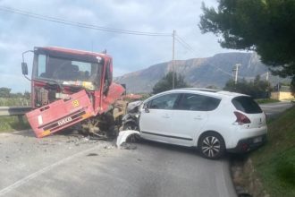 Un drammatico incidente stradale si è verificato nella tarda mattinata di oggi in contrada Cerasella, a Trappeto, in provincia di Palermo. Secondo una prima ricostruzione, uno scontro frontale quasi frontale ha coinvolto un mezzo pesante e un'utilitaria che procedevano in direzioni opposte lungo la Statale 113.