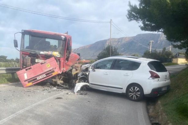 Terrificante incidente frontale sulla SS187 a Trappeto Un drammatico incidente stradale si è verificato nella tarda mattinata di oggi in contrada Cerasella, a Trappeto, in provincia di Palermo. Secondo una prima ricostruzione, uno scontro frontale quasi frontale ha coinvolto un mezzo pesante e un'utilitaria che procedevano in direzioni opposte lungo la Statale 113.