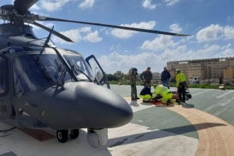 Il marinaionsi trovava a bordo di un peschereccio italiano a circa 60 miglia dalle coste trapanesi