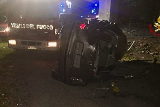 Poco dopo la mezzanotte di oggi, un terribile incidente stradale si è verificato sulla strada statale Palermo-Agrigento, all'altezza dello svincolo di Misilmeri. Un'automobile con a bordo tre donne, per cause ancora da accertare, è uscita di strada precipitando da un viadotto alto circa 8 metri.