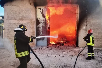 Al momento non è chiaro cosa abbia scatenato le fiamme: ipotesi cortocircuito o dolo