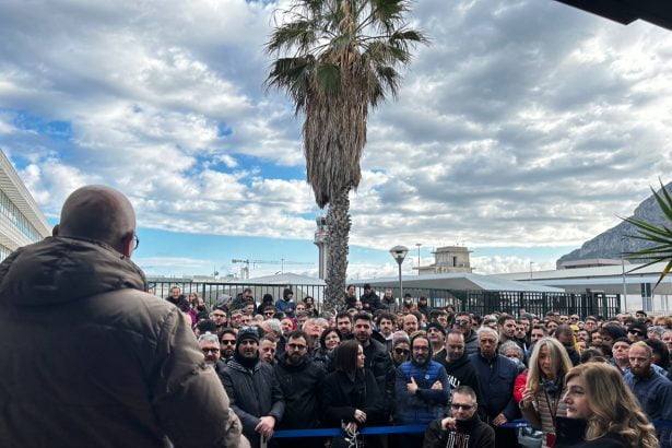 A Punta Raisi in centinaia all’asta dei 3 mila oggetti smarriti Tutti venduti all’asta gli oltre tremila oggetti rinvenuti in aeroporto tra il 2019 e il 2022 e non reclamati dai proprietari entro un anno dal loro ritrovamento.