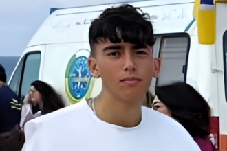 Tragedia nel Trapanese. Un terribile incidente stradale sulla statale 115 tra Marsala e Mazara del Vallo è costato la vita a un giovane di 18 anni, Biagio Lombardo. Il ragazzo, originario di Mazara del Vallo e molto conosciuto in città per il suo impegno nel volontariato, viaggiava a bordo di una moto che, per cause ancora da accertare, si è scontrata frontalmente con un'automobile che procedeva nella direzione opposta.
