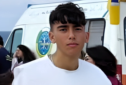 Tragedia nel Trapanese. Un terribile incidente stradale sulla statale 115 tra Marsala e Mazara del Vallo è costato la vita a un giovane di 18 anni, Biagio Lombardo. Il ragazzo, originario di Mazara del Vallo e molto conosciuto in città per il suo impegno nel volontariato, viaggiava a bordo di una moto che, per cause ancora da accertare, si è scontrata frontalmente con un'automobile che procedeva nella direzione opposta.