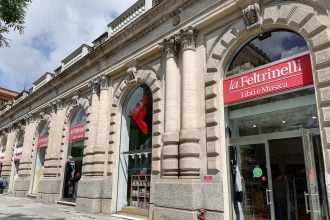 Hanno cercato di sfondare l’ingresso della libreria Feltrinelli a Palermo. I ladri hanno cercato di fare irruzione dall’ingresso di via Narciso Cozzo