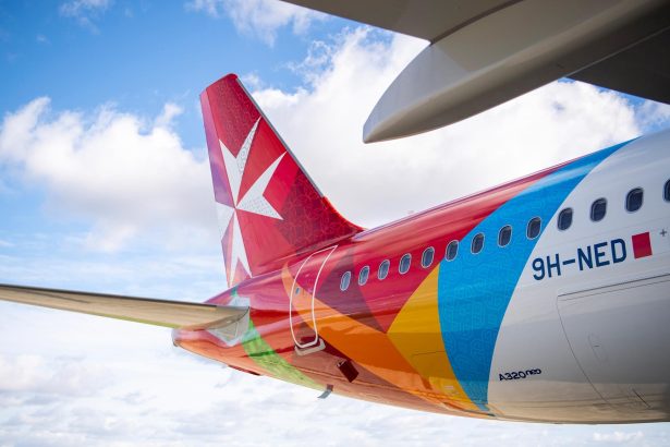 Passeggeri indisciplinati su un volo Malta-Catania causano ritardi di ore. La polizia è dovuta intervenire per farli scendere