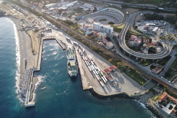 Paura al molo, uomo precipita in acqua con l'auto Tanta paura stamani al porto di Tremestieri, dove un anziano a bordo della propria auto è precipitato in mare finendo nelle acque dello scalo.