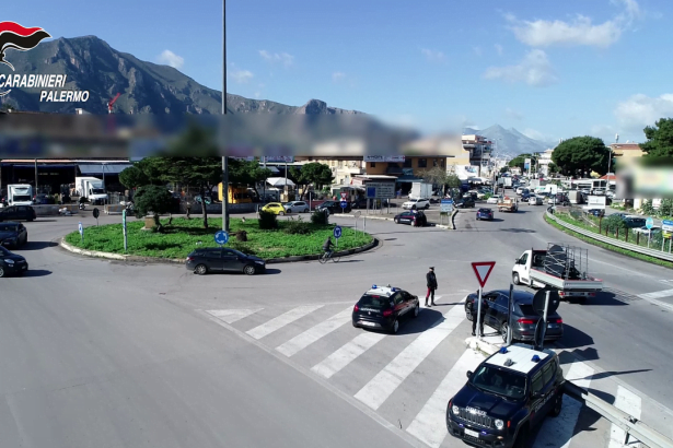 Vede i Carabinieri e scappa, aveva la droga addosso: arrestato a Villabate I Carabinieri della Stazione di Villabate hanno arrestato un 30enne, del luogo, già noto alle forze dell’ordine, con l’accusa di detenzione e spaccio di droga.