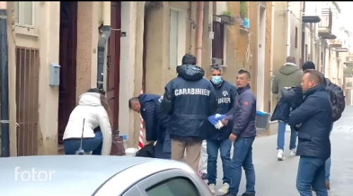 Tragedia a Naro, in provincia di Agrigento, dove nelle prime ore di oggi sono state trovate morte due donne, entrambe di origine straniera. Il primo drammatico ritrovamento è avvenuto intorno alle 3 di notte, quando i vigili del fuoco sono intervenuti in un appartamento di vicolo Avenia per un incendio. Una volta domate le fiamme, è stato rinvenuto il corpo carbonizzato di una donna.