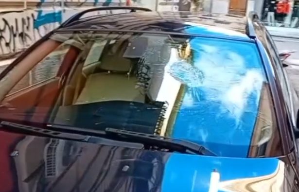 Momenti di panico e tensione ieri pomeriggio nel centro di Palermo, in via Amico, una traversa di via Maqueda. Un cittadino del Bangladesh, per cause ancora da accertare, ha distrutto con una spranga 10 automobili parcheggiate, mandando in frantumi i parabrezza.